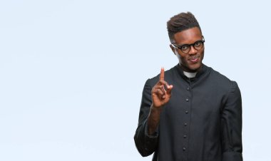 Genç Afro-Amerikan rahip adam ve parmak gülümseyen süre bir numara ile kendinden emin ve mutlu yukarıyı gösteren izole arka plan.