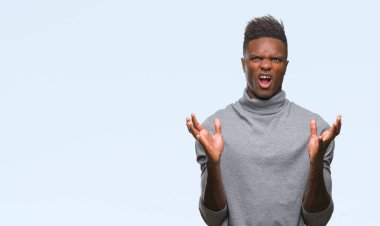 Genç Afro-Amerikan adam izole arka plan çılgın ve kızgın bağırarak ve agresif ifade ve silah kaldırdı bağırıyor. Hayal kırıklığı kavramı.