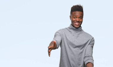 Afrikalı-Amerikalı genç sarılmak için kollarını açarak gülümseyerek kameraya bakarak izole arka plan üzerinde. Neşeli ifade kucaklayan mutluluk.