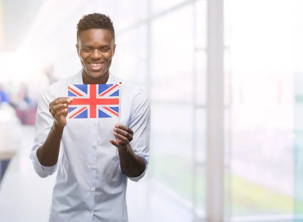 Mladý Američan Afričana Muž Drží Velká Británie Vlajka Šťastný Obličej — Stock fotografie