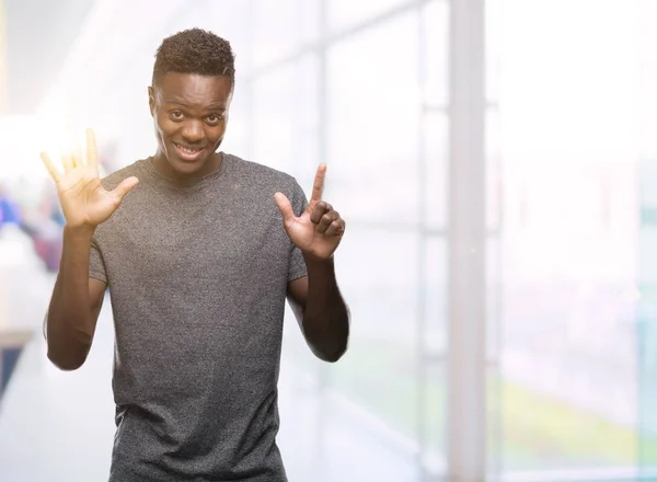 Unga Afroamerikanska Man Klädd Grå Shirt Visar Och Pekar Uppåt — Stockfoto