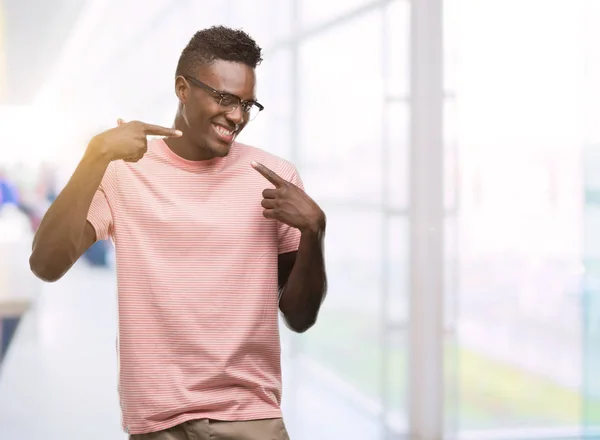Mladý Američan Afričana Muž Nosí Růžové Tričko Úsměvem Sebevědomá Ukazující — Stock fotografie