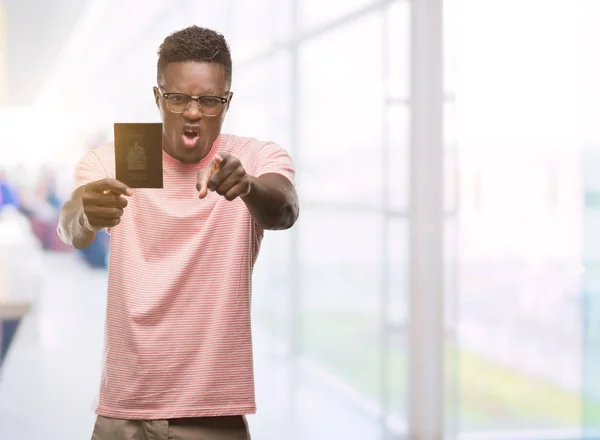 Молодий Афроамериканець Людиною Холдингу Канадський Паспорт Вказуючи Пальцем Камеру Руки — стокове фото