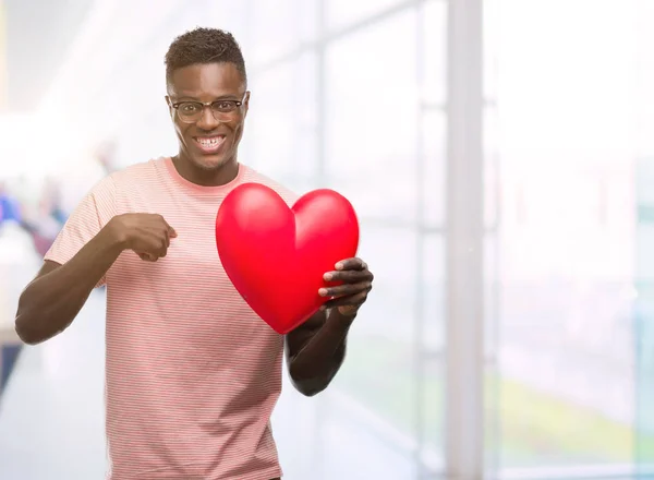 Νεαρός Αφρικανική Αμερικανική Άνθρωπος Που Κατέχουν Κόκκινη Καρδιά Προτεταμένο Δάχτυλο — Φωτογραφία Αρχείου