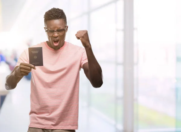 Jovem Afro Americano Segurando Passaporte Alemão Irritado Frustrado Gritando Com — Fotografia de Stock