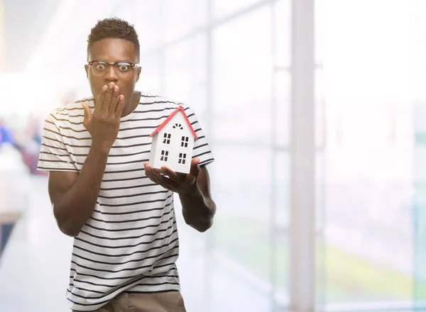 年轻的非洲裔美国人拿着房子捂住嘴用手震惊的错误 表达恐惧 害怕沉默 秘密概念 — 图库照片