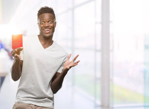 Młody Człowiek African American Paszportem Szwajcaria Bardzo Szczęśliwy Podekscytowany Zwycięzca — Zdjęcie stockowe
