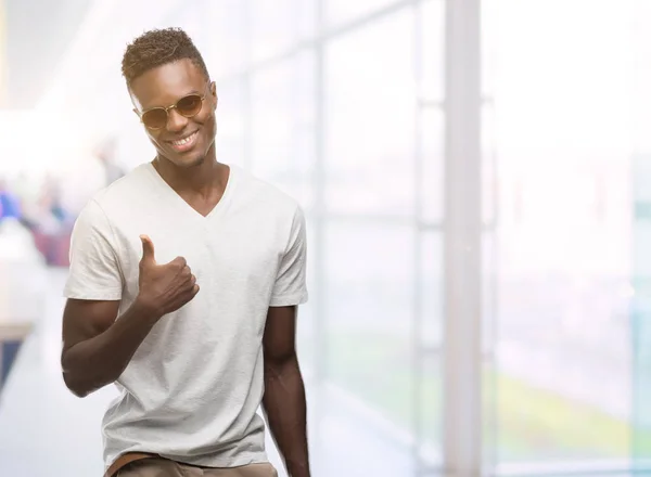 Junger Afrikanisch Amerikanischer Mann Mit Sonnenbrille Glücklich Mit Breitem Lächeln — Stockfoto