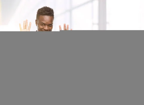 Joven Hombre Afroamericano Vistiendo Camisa Azul Mostrando Señalando Con Los —  Fotos de Stock