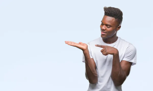 Jonge Afro Amerikaanse Man Geïsoleerde Achtergrond Verbaasd Lachend Naar Camera — Stockfoto