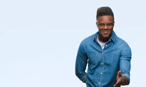 Junger Afrikanisch Amerikanischer Mann Mit Isoliertem Hintergrund Der Freundlich Lächelt — Stockfoto