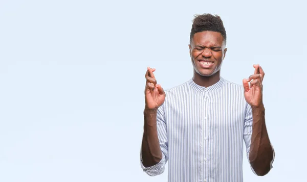 Joven Afroamericano Sobre Fondo Aislado Sonriendo Cruzando Los Dedos Con —  Fotos de Stock