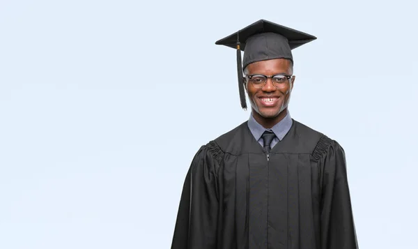 Joven Hombre Afroamericano Graduado Sobre Fondo Aislado Con Una Sonrisa — Foto de Stock