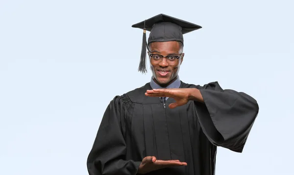 Młody Absolwent Afro Amerykanin Białym Tle Gestykulacji Rąk Wyświetlono Duże — Zdjęcie stockowe