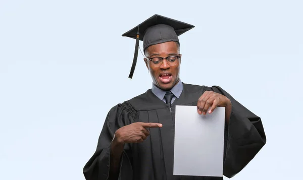 Ung Utexaminerades Afroamerikanska Mannen Hålla Blankt Papper Grad Över Isolerade — Stockfoto