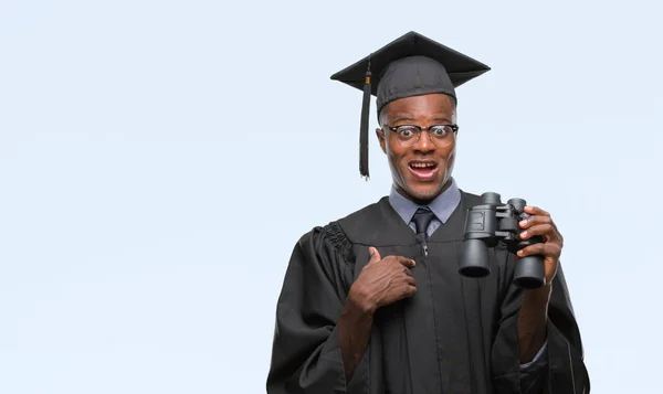 Junger Afrikanisch Amerikanischer Hochschulabsolvent Auf Jobsuche Mit Fernglas Und Überraschendem — Stockfoto