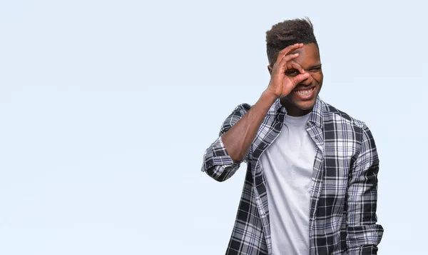 Jovem Homem Afro Americano Sobre Fundo Isolado Fazendo Gesto Com — Fotografia de Stock