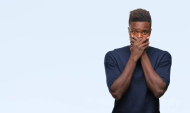 Afrikalı-Amerikalı genç izole arka plan ağız hata için elleriyle kapsayan şok içinde. Gizli kavramı.