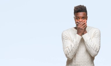 Afrikalı-Amerikalı genç izole arka plan ağız hata için elleriyle kapsayan şok içinde. Gizli kavramı.