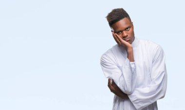 Geleneksel djellaba seyir yorgun ve bıkkın ile depresyon sorun Çapraz kollar ile izole arka plan düşünme üzerinde giyen genç Arapça Afrika adam.