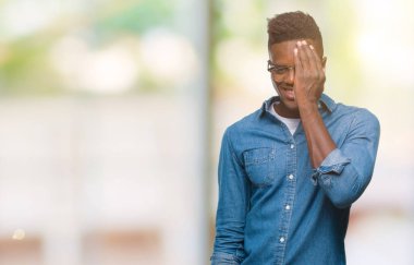 El yüz ve sürpriz duygu kendinden emin gülümseme ile tek gözüyle kapsayan izole arka plan üzerinde genç Afro-Amerikan adam.