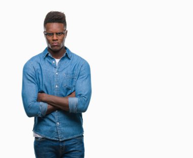 Afrikalı-Amerikalı genç izole arka plan şüpheci ve sinir, onaylamayan ifade yüz çapraz kolları üzerinde. Negatif kişi.