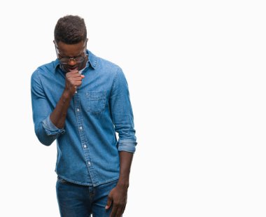 Afrikalı-Amerikalı genç duygu hasta ve soğuk veya bronşit için semptom olarak öksürük izole arka plan üzerinde. Sağlık kavramı.