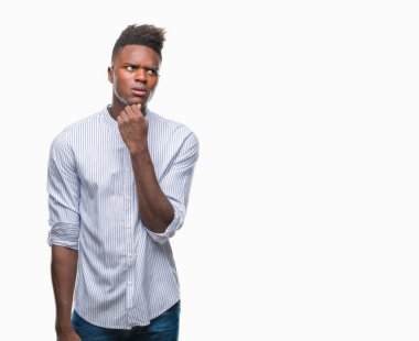 Afrikalı-Amerikalı genç çene düşünme hakkında soru, dalgın ifade üzerine el ile izole arka plan üzerinde. Düşünceli yüzüyle gülümsüyor. Şüphe kavramı.