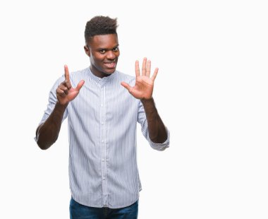 Gösterilen ve parmakları ile işaret izole arka plan üzerinde genç Afro-Amerikan adam kendinden emin ve mutlu gülümseyerek süre yedi numara.