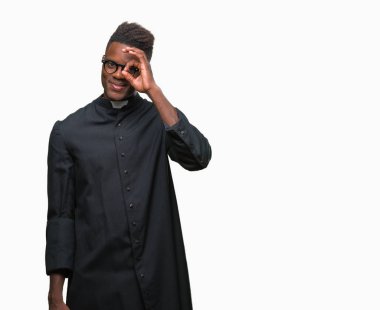 Genç Afro-Amerikan rahip adam gülümsüyor, parmakları ile mutlu yüz üzerinden seyir göz el ile ok jest yapıyor izole arka plan.