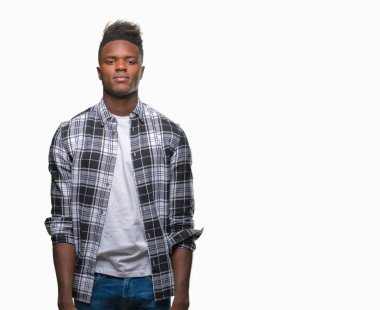 Afrikalı-Amerikalı genç yüzünde ciddi bir ifade ile izole arka plan üzerinde. Basit ve doğal kameraya bakıyor.