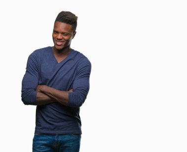 İzole arka plan mutlu yüz çapraz silah kameraya bakarak ile gülümseyen genç Afro-Amerikan adam. Olumlu bir kişi.