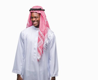 Geleneksel keffiyeh seksi bir ifadeyle, neşeli ve mutlu yüzünü kameraya bakarak göz kırpıyor izole arka plan üzerinde giyen genç Arapça Afrika adam.