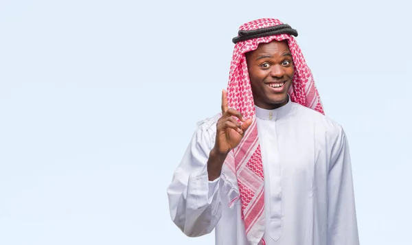 Jeune Homme Arabe Africain Portant Keffiyeh Traditionnelle Sur Fond Isolé — Photo