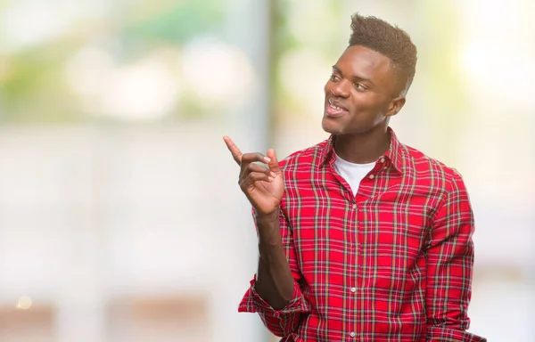 Unga Afroamerikanska Mannen Över Isolerade Bakgrund Med Ett Stort Leende — Stockfoto