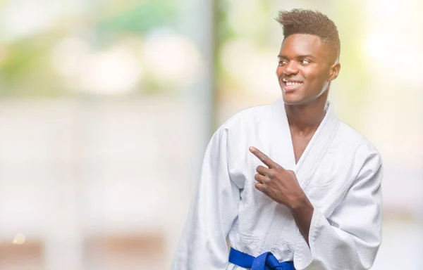 Unga Afroamerikanska Mannen Över Isolerade Bakgrunden Iklädd Kimono Glada Med — Stockfoto