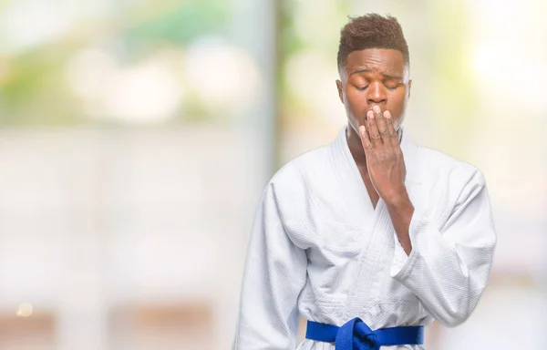 Młody Człowiek African American Białym Tle Nosi Kimono Znudzony Ziewa — Zdjęcie stockowe