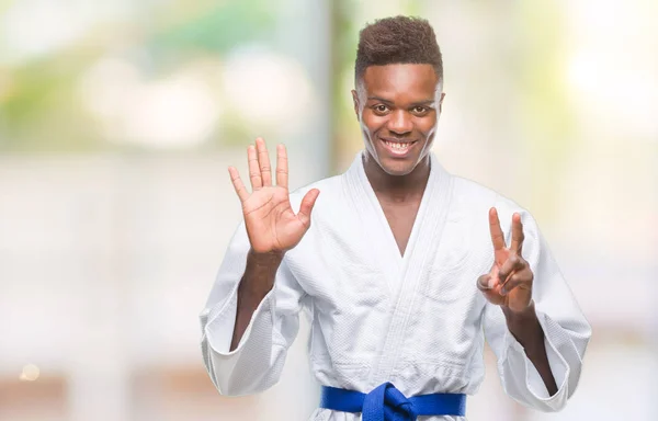 Pemuda Afrika Amerika Atas Latar Belakang Terisolasi Mengenakan Kimono Menunjukkan — Stok Foto