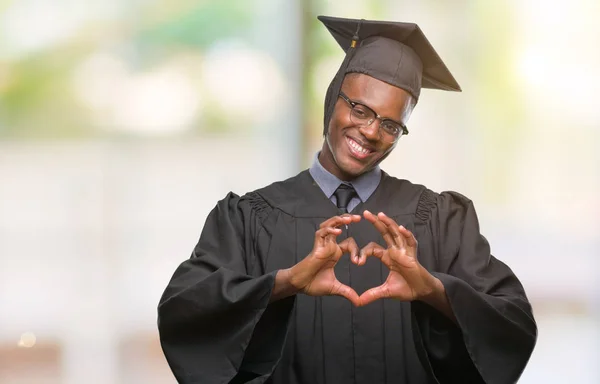 年轻毕业的非洲裔美国人在孤独的背景下微笑着 用手来表达内心的符号和形状 浪漫理念 — 图库照片