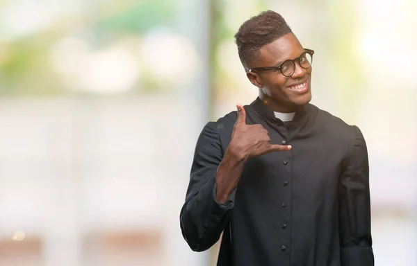 Joven Sacerdote Afroamericano Sobre Fondo Aislado Sonriendo Haciendo Gesto Telefónico — Foto de Stock