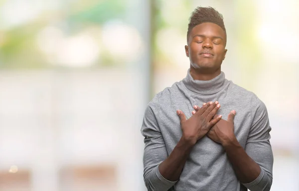 Jonge Afro Amerikaanse Man Geïsoleerde Achtergrond Glimlachend Met Handen Borst — Stockfoto