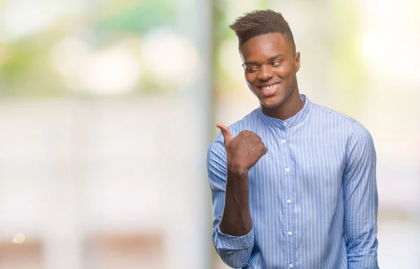 Genç Afro Amerikalı Adamı Arıyor Başparmak Yanında Yukarıyı Mutlu Yüz — Stok fotoğraf