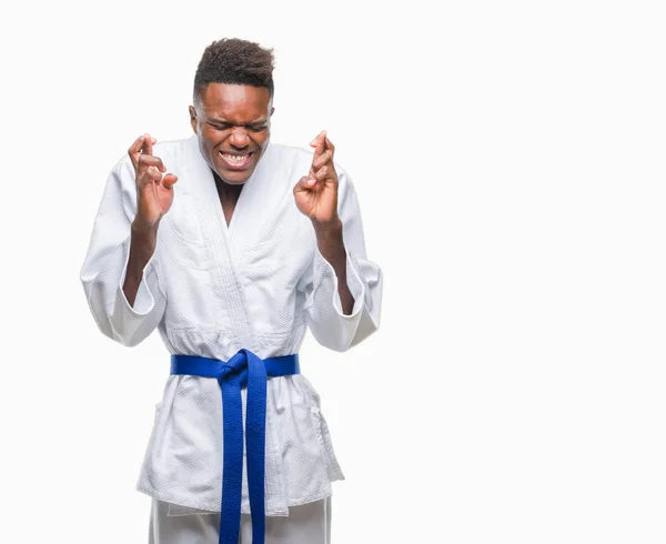 Unga Afroamerikanska Mannen Över Isolerade Bakgrunden Iklädd Kimono Leende Korsning — Stockfoto