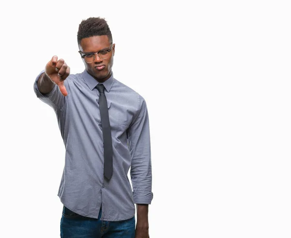 不幸なと怒って拒否反応を示さず ジェスチャーを親指で否定的な分離の背景に若いアフリカ系アメリカ人ビジネスマン不適切な表現 — ストック写真