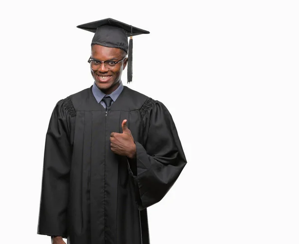 Jovem Graduado Americano Africano Sobre Fundo Isolado Fazendo Polegares Felizes — Fotografia de Stock