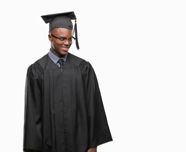 Joven Hombre Afroamericano Graduado Sobre Fondo Aislado Mirando Hacia Otro — Foto de Stock