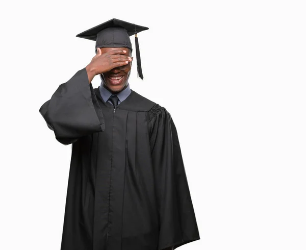 Joven Hombre Afroamericano Graduado Sobre Fondo Aislado Sonriendo Riendo Con —  Fotos de Stock