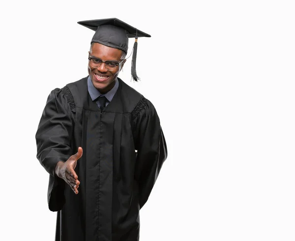 Jovem Graduado Afro Americano Sobre Fundo Isolado Sorrindo Amigável Oferecendo — Fotografia de Stock