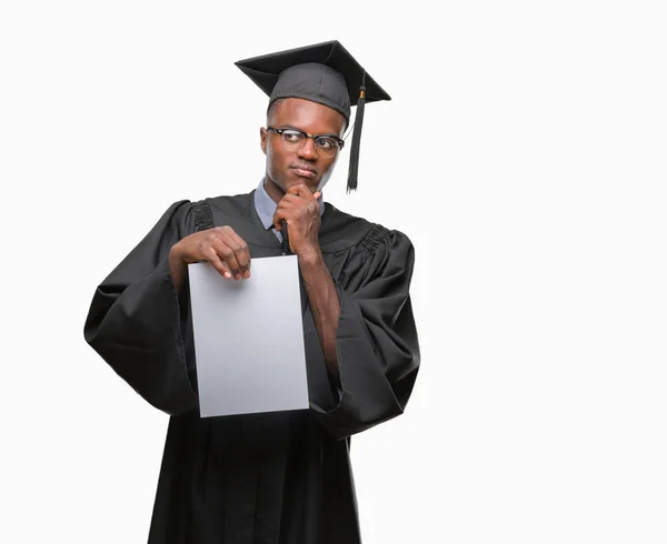 若いに関する質問は 非常に混乱して考え分離背景深刻な顔を考えての上のアフリカ系アメリカ人保持空白の紙程度の卒業 — ストック写真