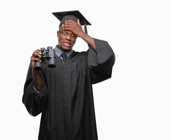 Mladý Absolvent Afroamerické Muže Hledají Práci Pomocí Dalekohledu Zdůraznil Rukou — Stock fotografie